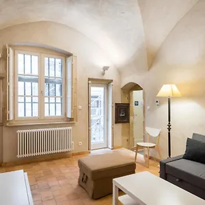 https://appartements-st-jean-riva-loft-suites.hotels-rhonealpes.com
